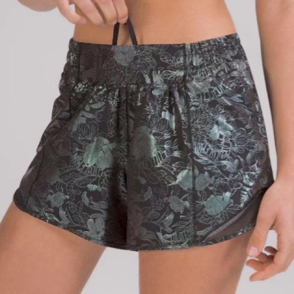 Lululemon Logo Flourish Iridescent Foil / Black Hotty Hot Short | Size 4